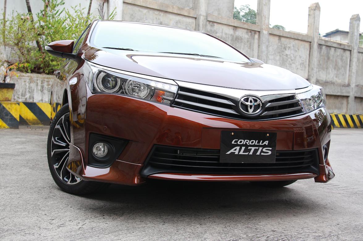 Cho thuê xe tự lái, xe du lịch 4 chỗ toyota altis giá rẻ tại HCM